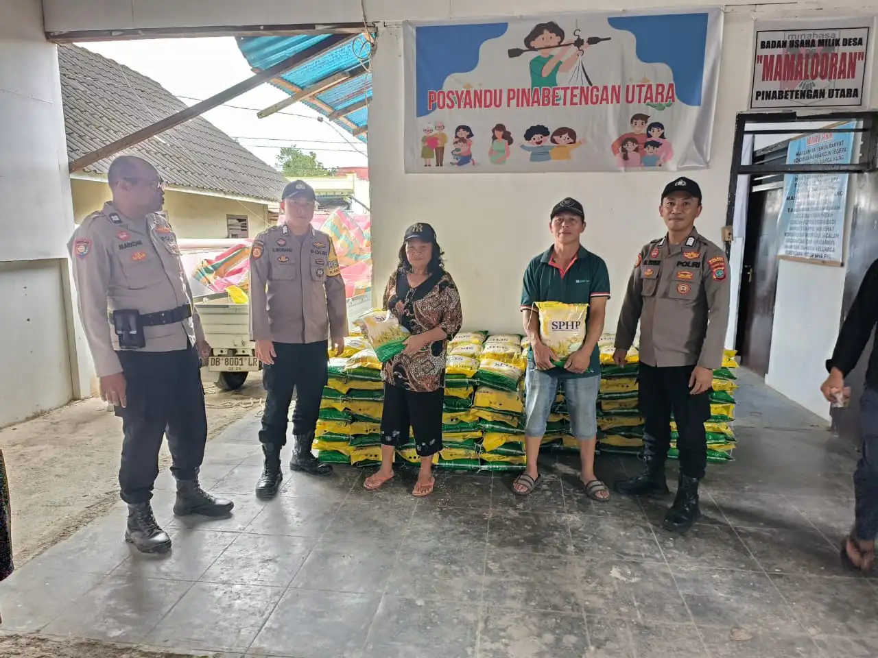 Beras Murah Polri Diserbu Warga Tompaso, 2 Ton Ludes dalam Hitungan Jam!